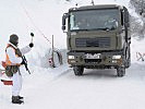 Fahrzeugkontrolle beim einem Checkpoint auf einem Hochgebirgspass. (Bild öffnet sich in einem neuen Fenster)