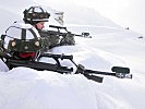 Die Soldaten sichern aus den im Tiefschnee angelegten Stellungen. (Bild öffnet sich in einem neuen Fenster)