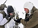 Teamwork - deutscher Kompaniekommandant mit österreichischem Funker. (Bild öffnet sich in einem neuen Fenster)