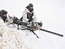 Schwere Waffen werden durch die Soldaten im Hochgebirge eingesetzt. (Bild öffnet sich in einem neuen Fenster)