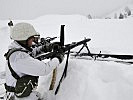 Ein Maschinengewehr 74 abgestützt auf Schi - ein spezielles Gebirgspatent. (Bild öffnet sich in einem neuen Fenster)