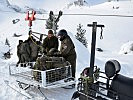 Umschlag von Material an der Talstation, vom Transportkorb auf den Skidoo. (Bild öffnet sich in einem neuen Fenster)