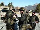 Absprachen zwischen deutschen und österreichischen Soldaten. (Bild öffnet sich in einem neuen Fenster)