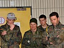 Die Gebirgsjäger aus Deutschland lauschen aufmerksam einem Vortrag. (Bild öffnet sich in einem neuen Fenster)
