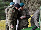 Polnische Soldaten in Vorbereitung auf das Einschießen der Waffen. (Bild öffnet sich in einem neuen Fenster)