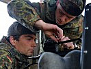 Die deutschen Gebirgsjäger beim Einstellen der Visiereinrichtung. (Bild öffnet sich in einem neuen Fenster)