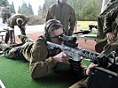 Das Ziel im Visier, ein niederländischer Soldat beim scharfen Schuss. (Bild öffnet sich in einem neuen Fenster)