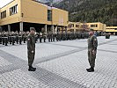 Meldung an den Brigadekommandaten Brigadier Peter Grünwald, l. (Bild öffnet sich in einem neuen Fenster)