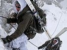 Österreichische Gebirgssoldaten beim Aufstieg im Hochgebirge.