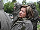 Stilsicher und elegant auch mit Regenjacke: Karin Renner. (Bild öffnet sich in einem neuen Fenster)