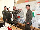 Oberstleutnant Mandl re. schafft mit seinem Team ein aktuelles Lagebild. (Bild öffnet sich in einem neuen Fenster)