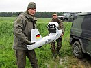 Die Soldaten bringen die Nahaufklärungsdrohne zum Startplatz. (Bild öffnet sich in einem neuen Fenster)