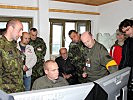 Oberst Müller vom Auswertezentrum erläutert die Möglichkeiten. (Bild öffnet sich in einem neuen Fenster)