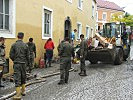 Manches Mobiliar musste mit dem Bagger... (Bild öffnet sich in einem neuen Fenster)