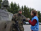 Kontaktaufnahme zwischen ziviler UN-Mission und der EU-Truppe. (Bild öffnet sich in einem neuen Fenster)