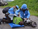 Praktisches Training: Erste Hilfe für ein Minenopfer. (Bild öffnet sich in einem neuen Fenster)