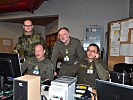 Die beiden Militärpfarrer besuchen den "Service Point" der Übung. (Bild öffnet sich in einem neuen Fenster)