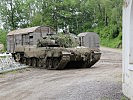 Panzer dringen in den Ort ein. (Bild öffnet sich in einem neuen Fenster)
