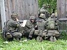 Ein Lautsprechertrupp appelliert an die Redland-Rebellen aufzugeben. (Bild öffnet sich in einem neuen Fenster)