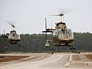 Die OH-58 "Kiowa" fliegen zur Landeposition am Militärflugplatz Ovar.