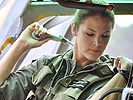 Oberleutnant Christiane Eichinger bereitet sich auf einen Flug vor.
