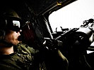 Im ständigen Austausch über Funk mit den Piloten. (Bild öffnet sich in einem neuen Fenster)