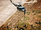 Die portugiesischen Soldaten beim "Fast-Roping". (Bild öffnet sich in einem neuen Fenster)