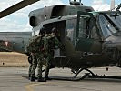 Portugiesische Fallschirmjäger steigen in den österreichischen AB 212 ein.