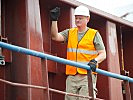 Major Wolfgang Lachner, der Logistikoffizier überwacht den Ladevorgang. (Bild öffnet sich in einem neuen Fenster)