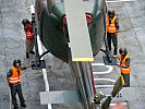 Der erste Hubschrauber kurz vor der "Landung" im Frachtraum. (Bild öffnet sich in einem neuen Fenster)