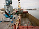 Der erste Bundesheer-Hubschrauber, der auf ein Schiff gehievt wird. (Bild öffnet sich in einem neuen Fenster)