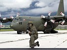 Eine C-130 "Hercules" steht für den Abflug bereit. (Bild öffnet sich in einem neuen Fenster)