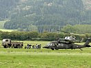 Befreite Geiseln werden zum S-70 "Black Hawk" gebracht. (Bild öffnet sich in einem neuen Fenster)