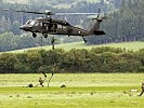 Kommandosoldaten seilen sich aus dem S-70-Helikopter ab. (Bild öffnet sich in einem neuen Fenster)