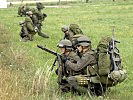 Nach der Landung: Die Soldaten am Flugfeld. (Bild öffnet sich in einem neuen Fenster)