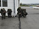 Soldaten des Jägerbataillons 25 beim Sichern... (Bild öffnet sich in einem neuen Fenster)