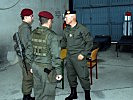 General Othmar Commenda bei der Registrierungsstelle. (Bild öffnet sich in einem neuen Fenster)