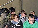 Die zuvor eingeschlossenen Bürger werden vor Ort psychologisch betreut. (Bild öffnet sich in einem neuen Fenster)