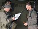 Der Registrierungstrupp nimmt die Daten der Geborgenen auf. (Bild öffnet sich in einem neuen Fenster)
