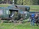 Die Evakuierten beim Einstieg in die Transporthubschrauber. (Bild öffnet sich in einem neuen Fenster)
