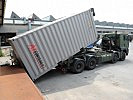 Ein Container wird abgeladen. (Bild öffnet sich in einem neuen Fenster)