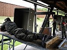 ...beziehen ihre Positionen am Schießstand. (Bild öffnet sich in einem neuen Fenster)