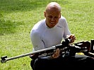 Trond Vognild aus Norwegen reinigt seine Waffe. (Bild öffnet sich in einem neuen Fenster)