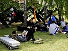 Noch herrscht am Schießplatz gelöste Stimmung. (Bild öffnet sich in einem neuen Fenster)