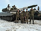 Eine französische Delegation vor einem Kampfpanzer "Leopard" 2A4. (Bild öffnet sich in einem neuen Fenster)