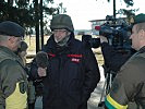 Der Brigadekommandant, l., beim Interview.