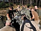 Dabei müssen die Soldaten an der richtigen Stelle anpacken. (Bild öffnet sich in einem neuen Fenster)