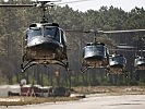 Die österreichischen Hubschrauber im Landeanflug.