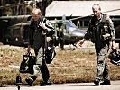 Zwei AB 212 Crewmitglieder kurz vor dem ersten Übungsflug. (Bild öffnet sich in einem neuen Fenster)