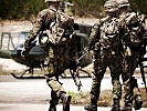 Portugiesische Soldaten vor dem Flug mit einer AB 212. (Bild öffnet sich in einem neuen Fenster)